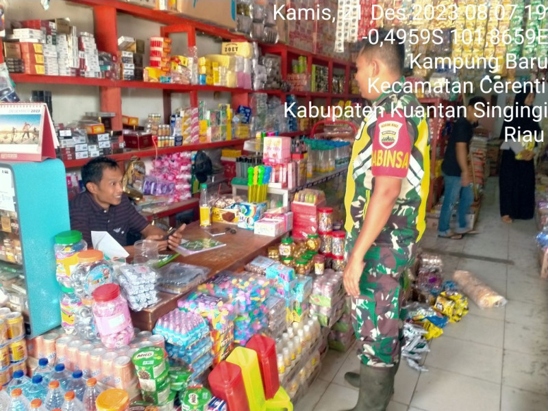 Kopda Muhamad Soleh Babinsa Koramil 06/Cerenti Kodim 0302/Inhu Pantau Perkembangan Harga Kebutuhan Pokok di Wilayah Teritorialnya