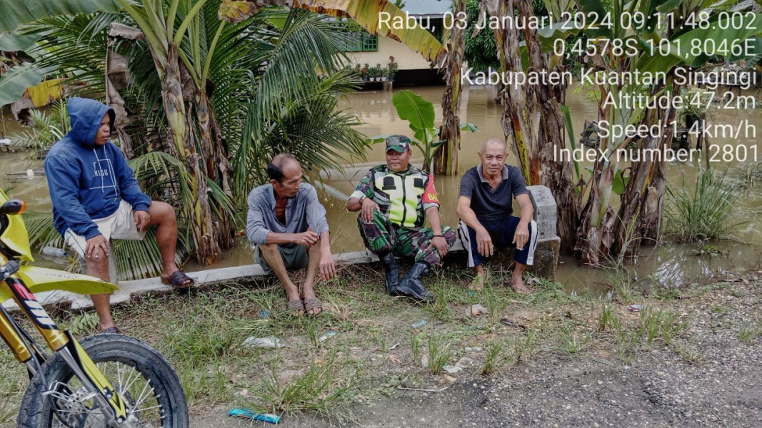 Serka Heriyus Babinsa Koramil 06/Cerenti Kodim 0302/Inhu Lakukan Komsos Di Kampung Pancasila