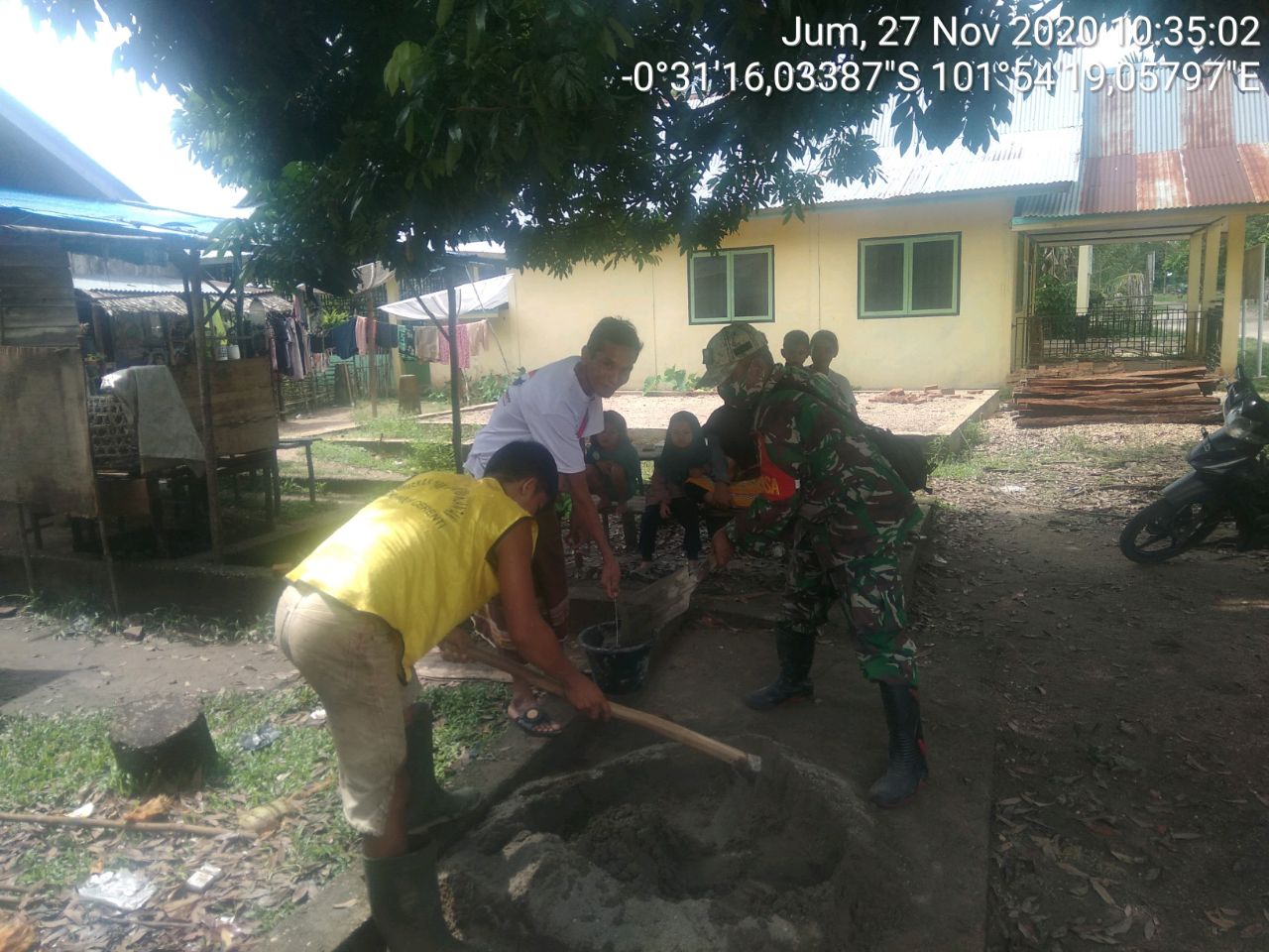 Babinsa Bantu Cor Lantai Rumah Warga Pulau Panjang Cerenti