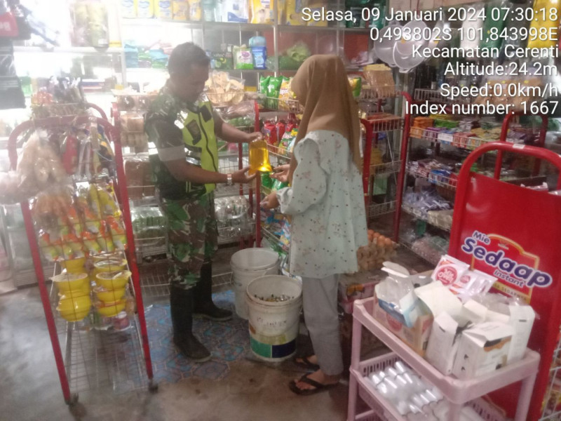 Babinsa Koramil 06/Cerenti Kodim 0302/Inhu Monitor Harga Sembako Diwilayah Teritorial Kecamatan Cerenti