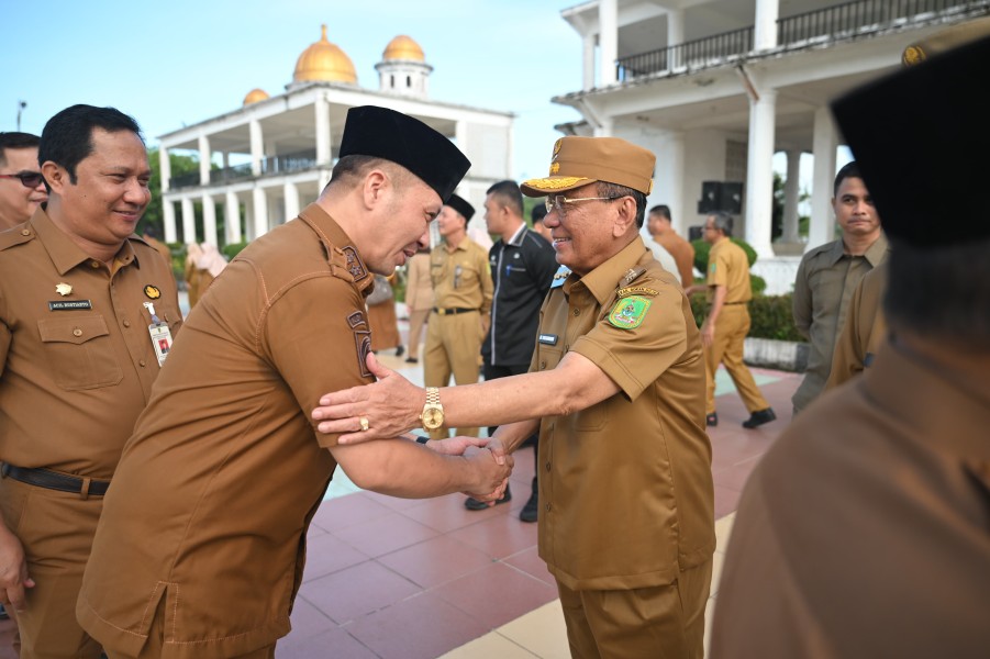 Perdana Masuk Kerja Pasca Libur Idul fitri, Bupati Rohil Pimpin Apel Bersama dan Halal Bihalal