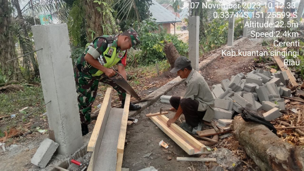 Anggota Koramil 06/Cerenti  Kodim 0302/Inhu Untuk Menjaga Keakraban Dengan Warga, Babinsa Komsos Mempererat Tali Silaturahmi Di Desa Binaan