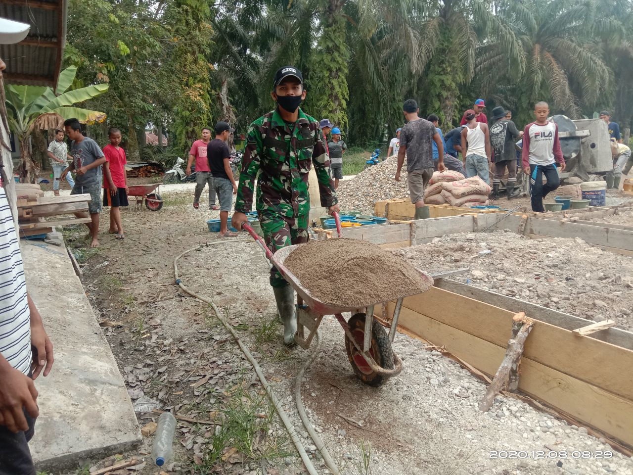 Serda Mahoni Anggota Koramil 07 Kuantan Hilir Dim 0302 Inhu Goro Bersama Masyarakat Desa Hulu Teso