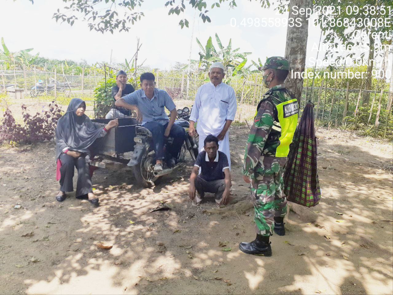 Kopda Junedi Babinsa Koramil 06/Cerenti Dim 0302/Inhu Komsos Dengan Warga Desa Pulau Panjang Cerenti