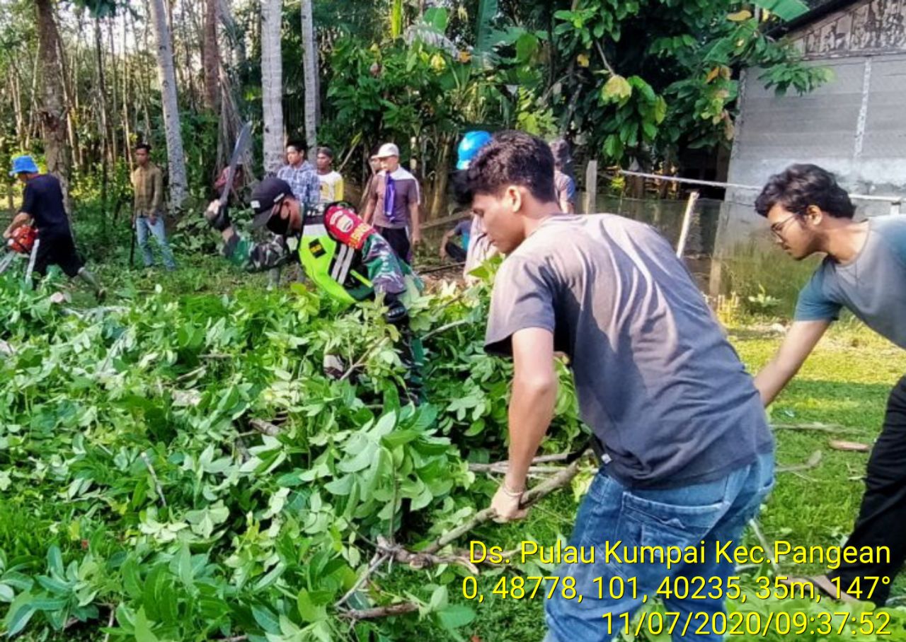 Babinsa Koramil 07/Kuantan Hilir Dim 0302/Inhu Serka Marnius Gotong Royong Membersihkan Lingkungan Di Desa Pulau Kumpai.