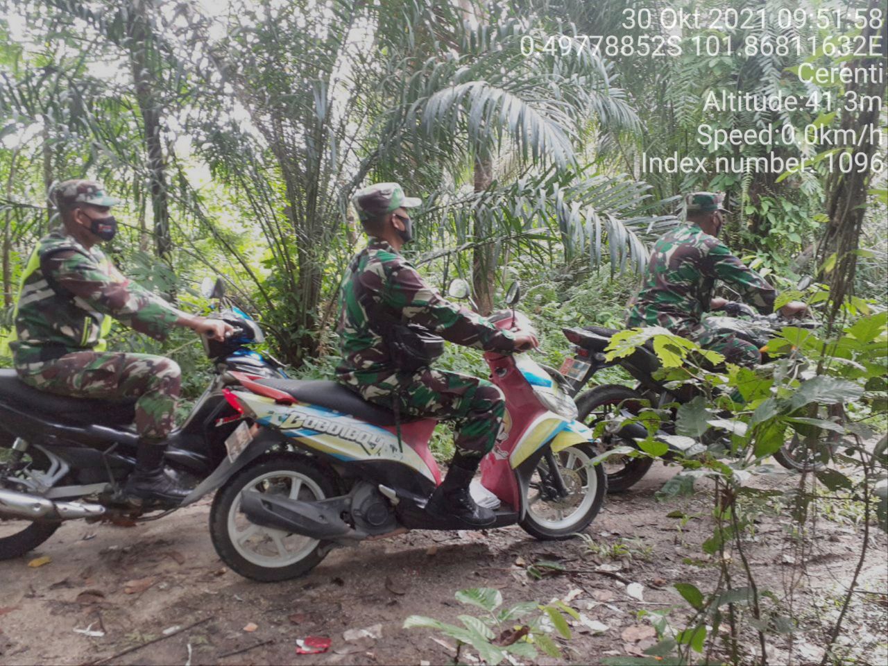 Sertu Edison Anggota Koramil 06/Cerenti Kodim 0302/ Inhu Laksanakan Patroli Untuk Cegah Kebakaran Hutan Dan Lahan di Pulau Bayur Kecamatan Cerenti