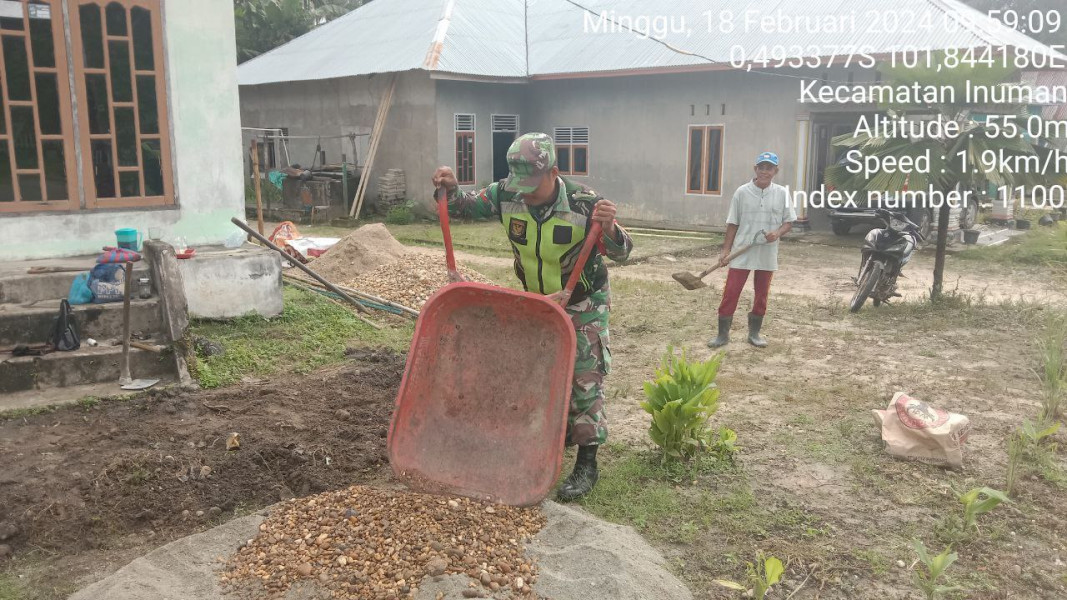 Babinsa Koramil 06/Cerenti Kodim 0302/Inhu Kopda Junedi Bantu Warga Lagi Ngecor Pondasi 