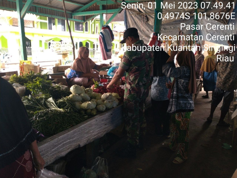 Babinsa Koramil/Cerenti Kodim 0302/Inhu, Kopda Mohamad Soleh Pantau Perkembangan Harga Kebutuhan Pokok Di Wilayah Kecamatan Cerenti Kabupaten Kuansing