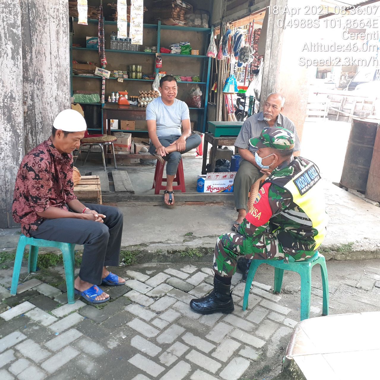 Babinsa Koramil 06/ Cerenti Melaksanakan Komsos Sekaligus Memberikan Himbauan Kepada Warga Agar Tetap Mematuhi Protokol  Kesehatan