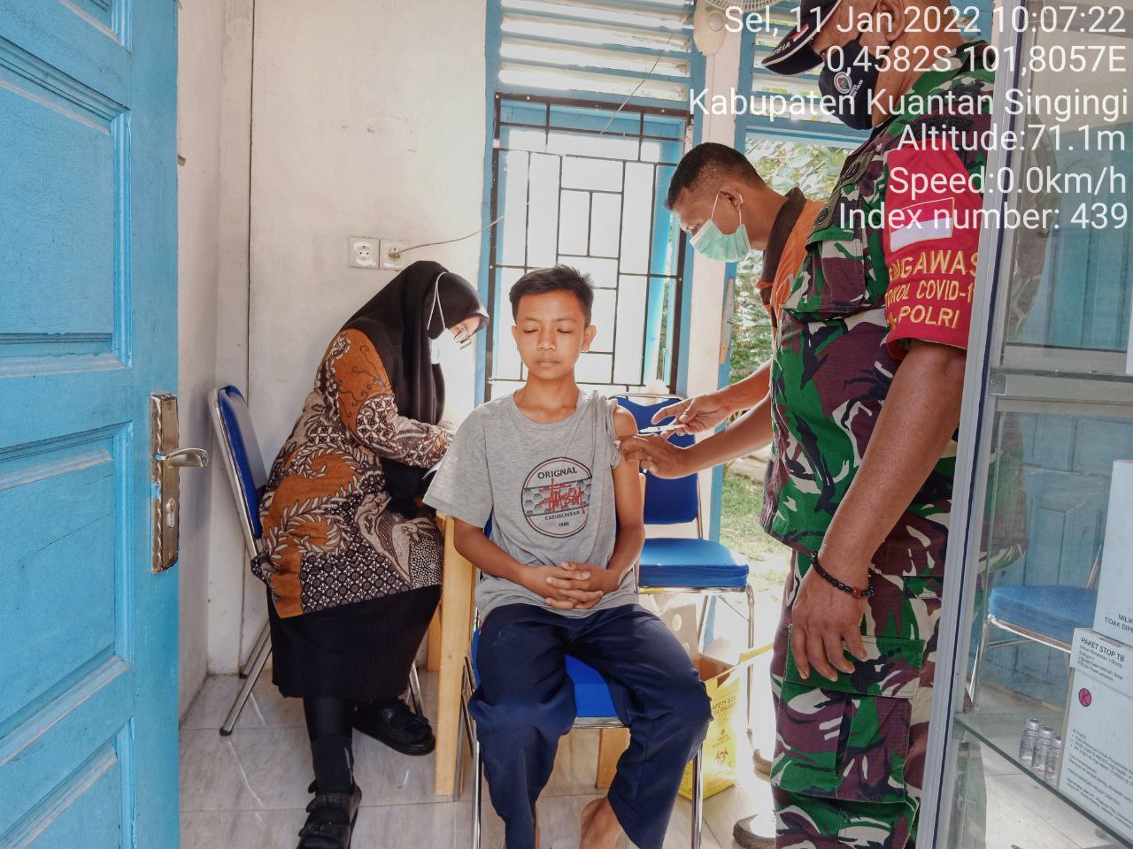 Babinsa Koramil 06/Cerenti Kodim 0302/Inhu Pantau Dan Dampingin Pelaksanaan Vaksin Covid-19 di Lebuh Lurus Kecamatan Inuman