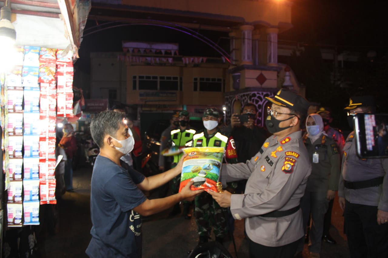 Gelar Patroli Skala Besar Cegah Covid 19 dan Pembagian Bansos, Kapolres Kuansing : Ini  Wujud Negara Hadir Untuk Melindungi Masyarakat