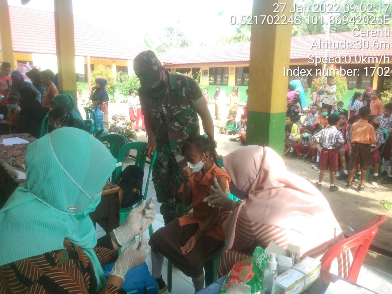 Babinsa Koramil 06/Cerenti Kodim 0302/Inhu Serda Juanda Dan Kopda JunedI Melaksanakan Pendampingan Pelaksanaan Vaksin Covid-19 di Sekolah Dasar NegeeN 004 Pulau Bayur