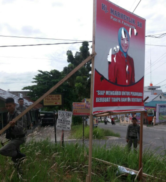 Mengotori Kota, Satpol PP Pekanbaru Bersihkan Baliho dan Atribut Kampanye