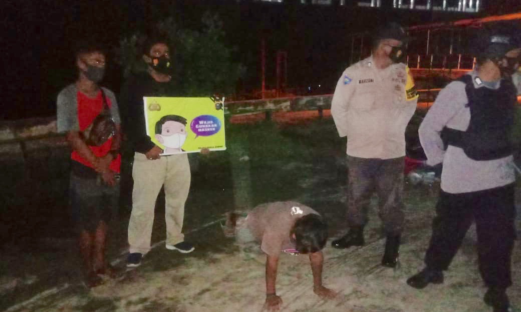 Dua Pelanggar Prokes Diberi Sanksi Push Up oleh Polsek Kuala Kampar