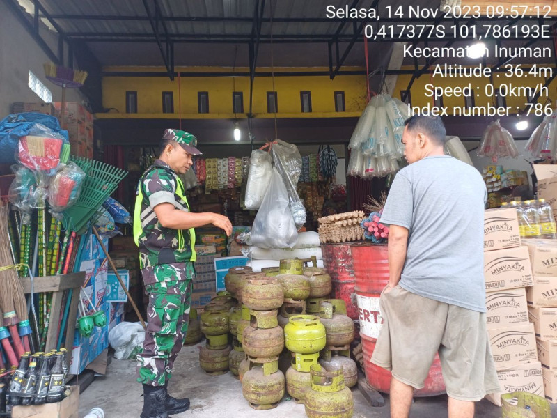 Babinsa Koramil 06/Cerenti Kodim 0302/Inhu Cek Harga Sembako Di Desa Pasar Inuman Kecamatan Inuman Kabupaten Kuansing