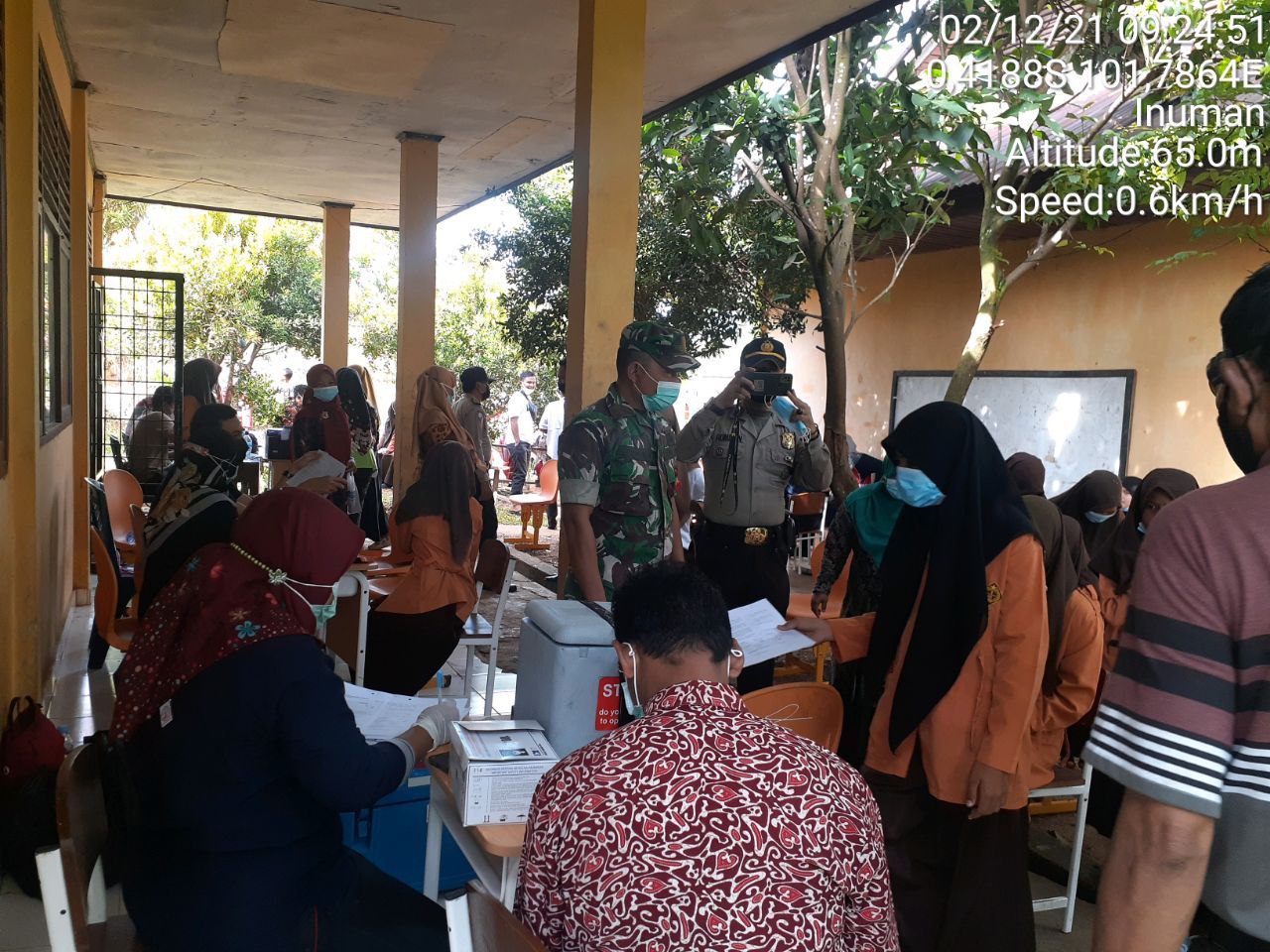 Babinsa Koramil 06/Cerenti Kodim 0302/ Inhu Bersama Bhabinkamtibmas Pantau Dan Dampingi Pelaksanaan Vaksin Covid-19