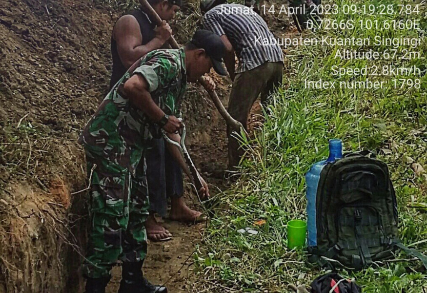 Babinsa Koramil 06/Cerenti Kodim 0302/Inhu Gotong Royong Dengan Masyarakat di Pasar Inuman Kecamatan Inuman