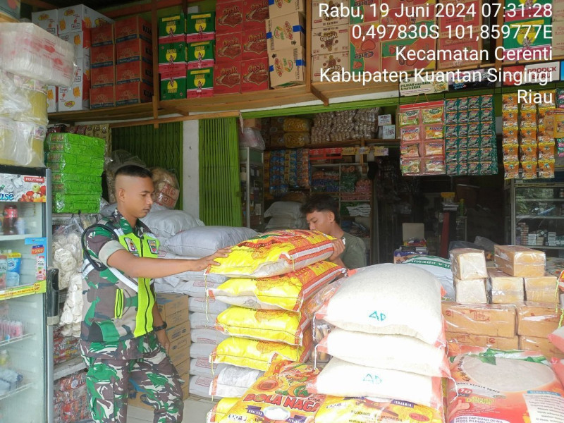 Pratu Reki Gunawan Babinsa Koramil 06/ Cerenti Kodim 0302/Inhu  pastikan Harga Sembako Stabil Babinsa Cek Harga  Kebutuhan Pokok Dikios-kios Warga