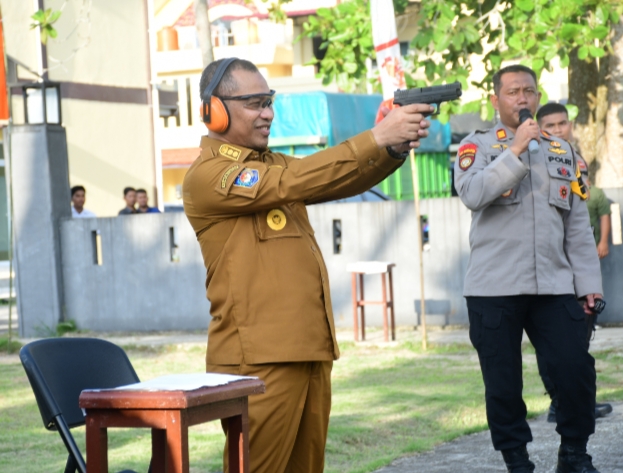 Wabup Bengkalis Unjuk Kebolehan dalam Lomba Menembak Kapolres Bengkalis Cup