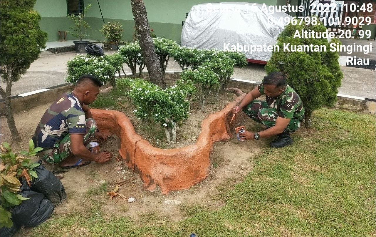 Jaga Kebersihan Kantor Koramil 06/Cerenti Kodim 0302/Inhu Laksanakan Pembersihan Sekitar Kantor