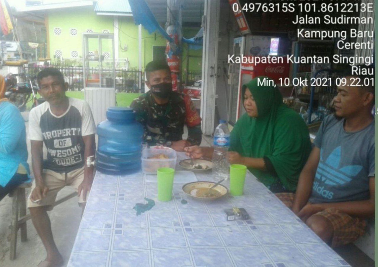 Serda SP. Nasution Babinsa Koramil 06/Cerenti  Kodim 0302/Inhu  Melaksanakan Komsos Dengan Warga Binaan di Desa Kampung Baru
