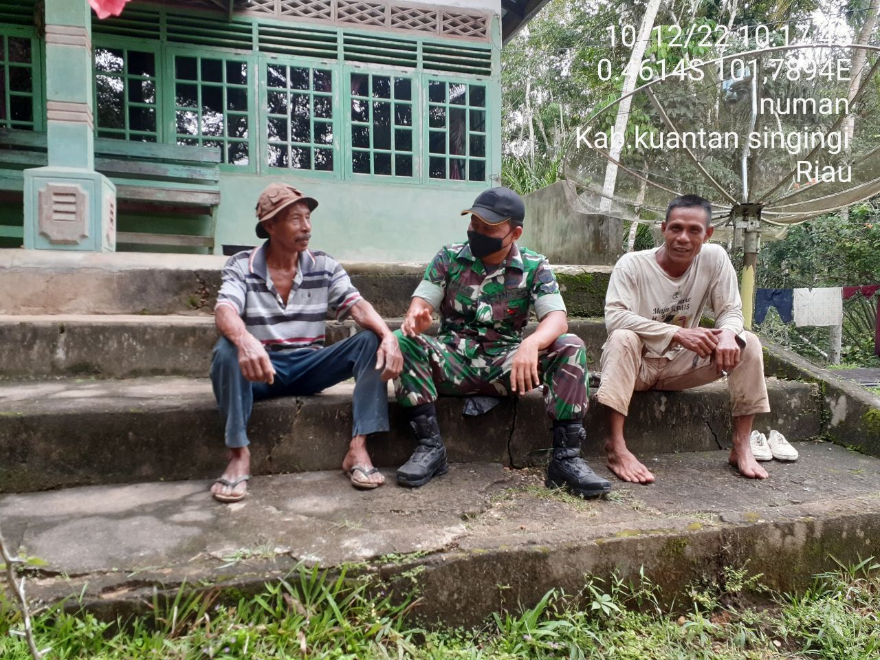 Babinsa Koramil 06/Cerenti Kodim 0302/Inhu Komsos Dengan Warga Binaan Memberikan Pengertian Untuk Selalu Menjaga Protokol Kesehatan di Pulau Busuk Jaya Inuman 