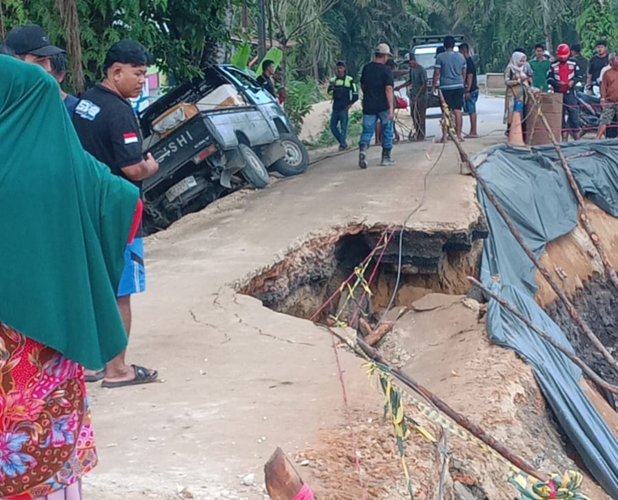 Warga Panik, Tanah Longsor Terjadi di Tepi Sungai Indragiri 