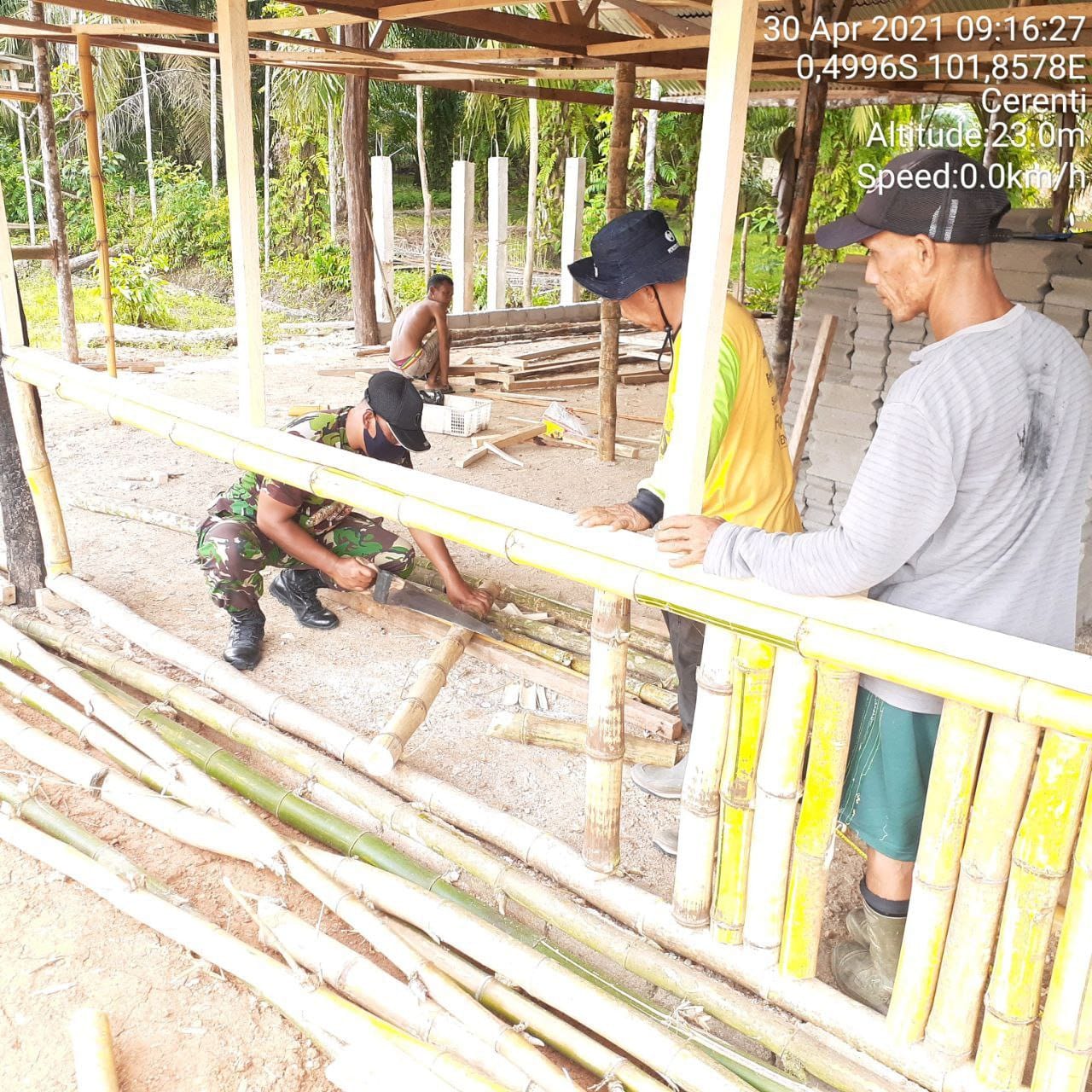 Babinsa Bantu Masyarakat Desa Binaan Melanjutkan Pembangunan Warung