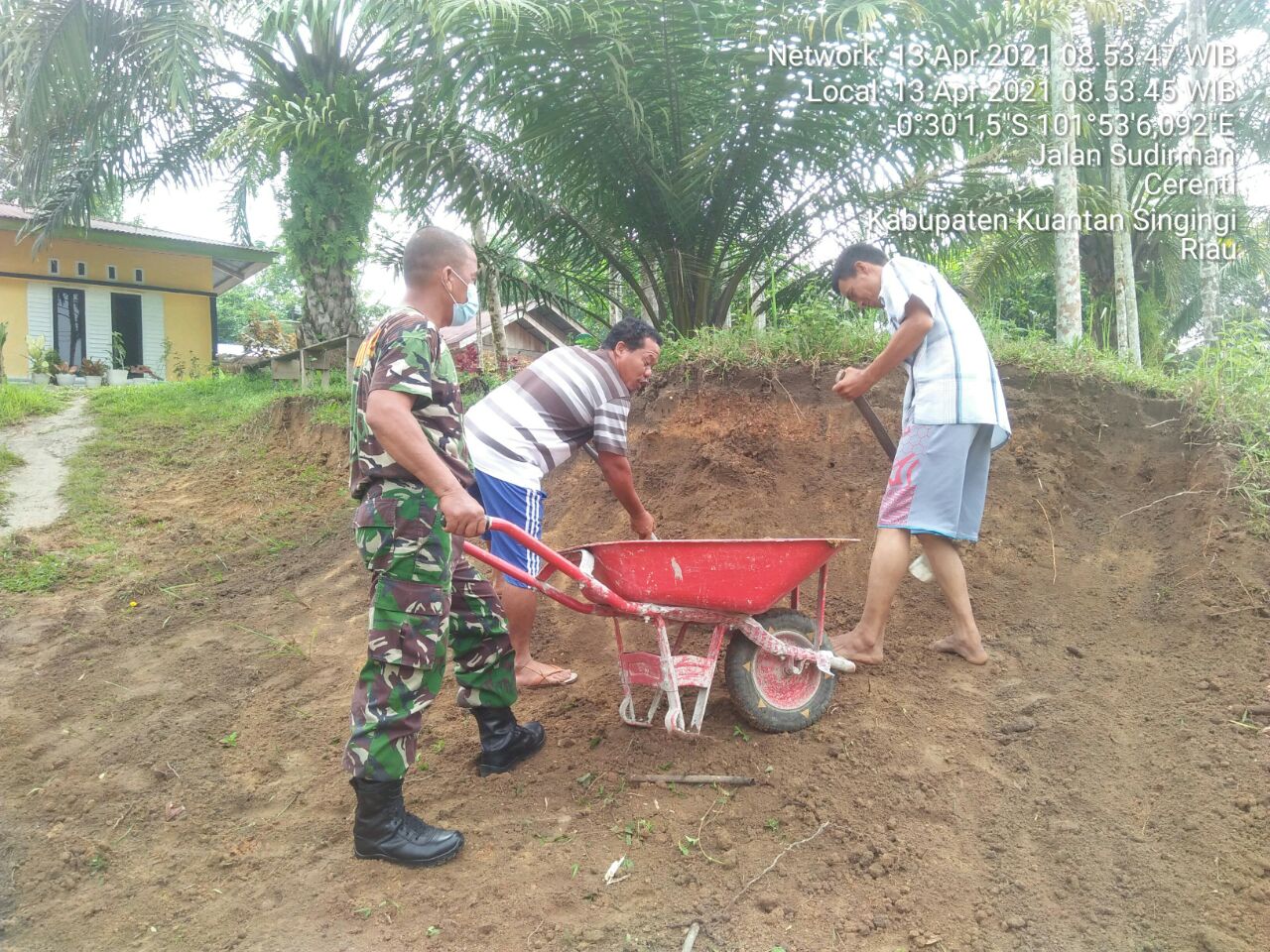 Tumbuhkan Jiwa Gotong Royong,Babinsa Bantu Warga Untuk Pelebaran Jalan Masuk Pemukiman Warga
