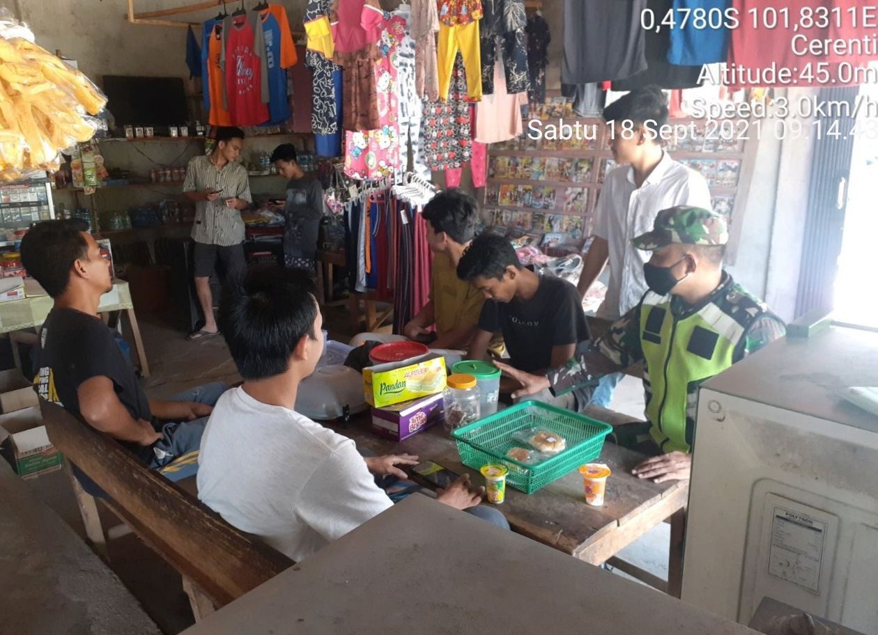 Sertu Efison Babinsa Koramil 06/Cerenti  Dim 0302/Inhu Komsos Dengan Warga Desa Lebuh Lurus Kecamatan Inuman