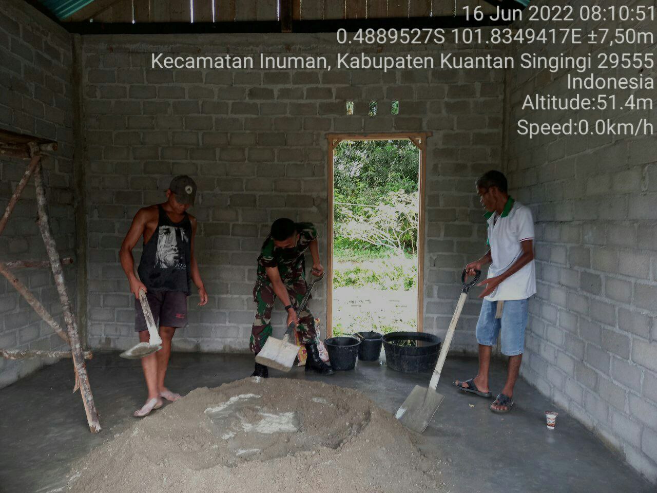 Babinsa Koramil 06/Cerenti Kodim 0302/Inhu Peran Dalam Kegiatan Bantu Plester Dinding Warung Warga Di Wilayah Binaan di Sigaruntang