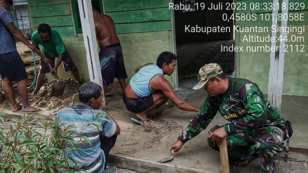 Babinsa Koramil 06/Cerenti Kodim 0302/Inhu Melaksanakan Gotong Royong di Desa Lebuh Lurus Kecamatan Inuman Kabupaten Kuansing