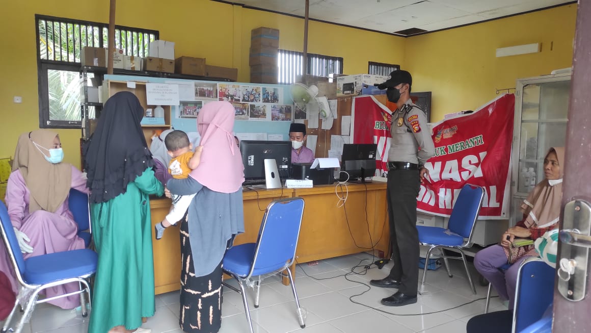 Personel Polsek Teluk Meranti Kawal Vaksinasi di Desa Binaanya