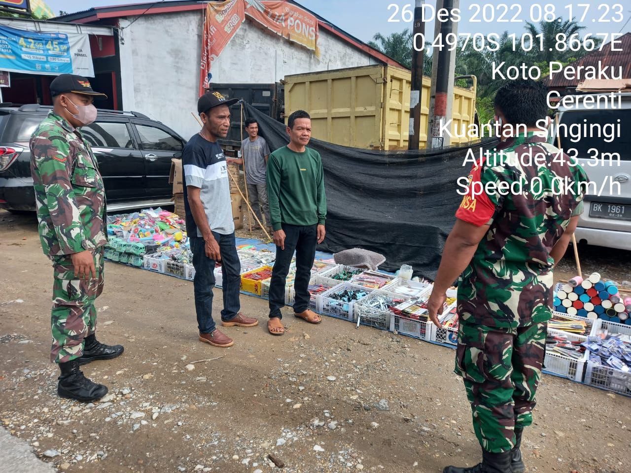 Cegah Meningkatnya Covid-19 Babinsa Koramil 06/Cerenti Dim 0302/Inhu Edukasi Warga Untuk Prokes Dan Jangan Kendor Dalam Pemakaian Masker