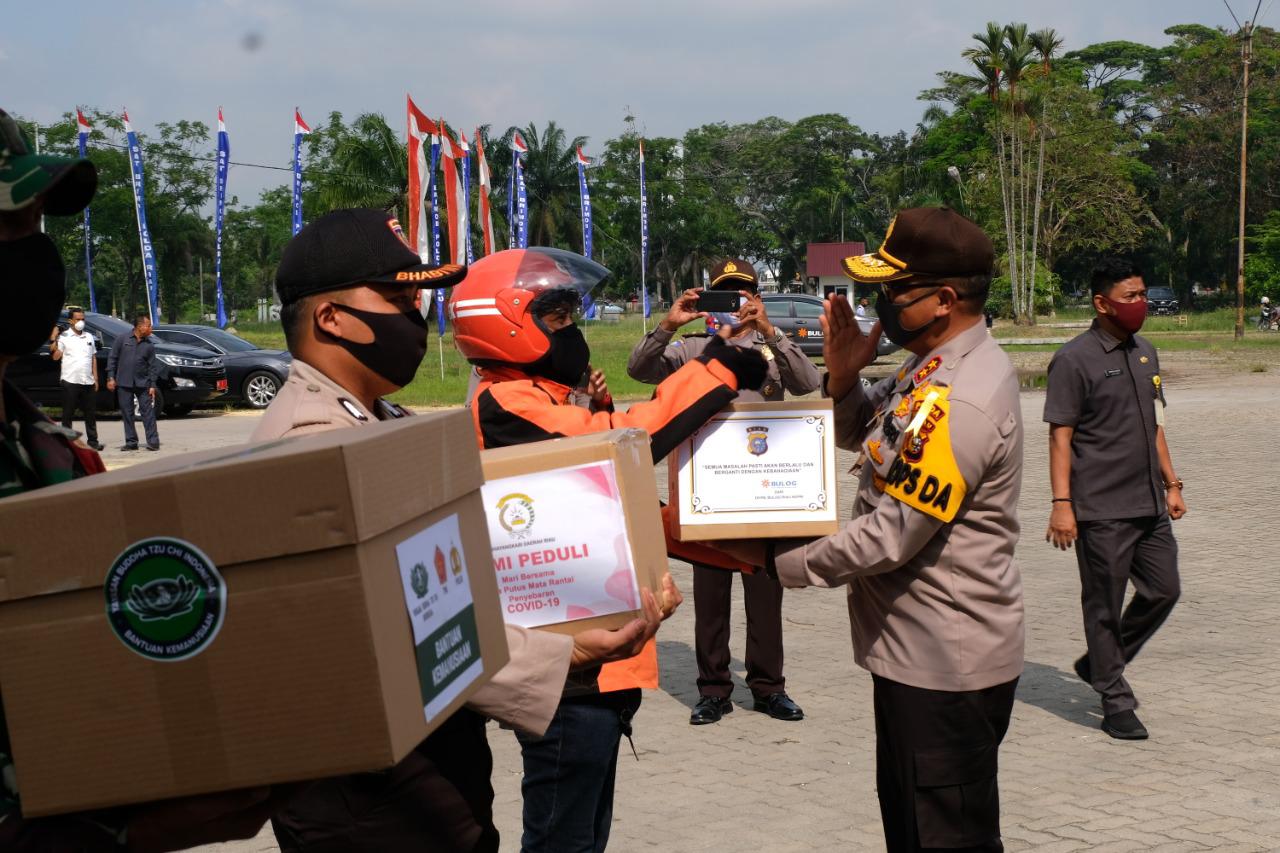 Gerakan Bhakti Sosial Serentak Polda Riau Peduli COVID-19.