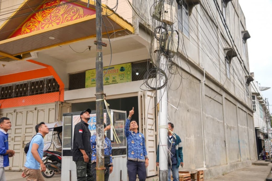 Penyedia Internet Dipanggil, Penataan Kabel Semrawut di Teluk Kuantan Segera Dilakukan
