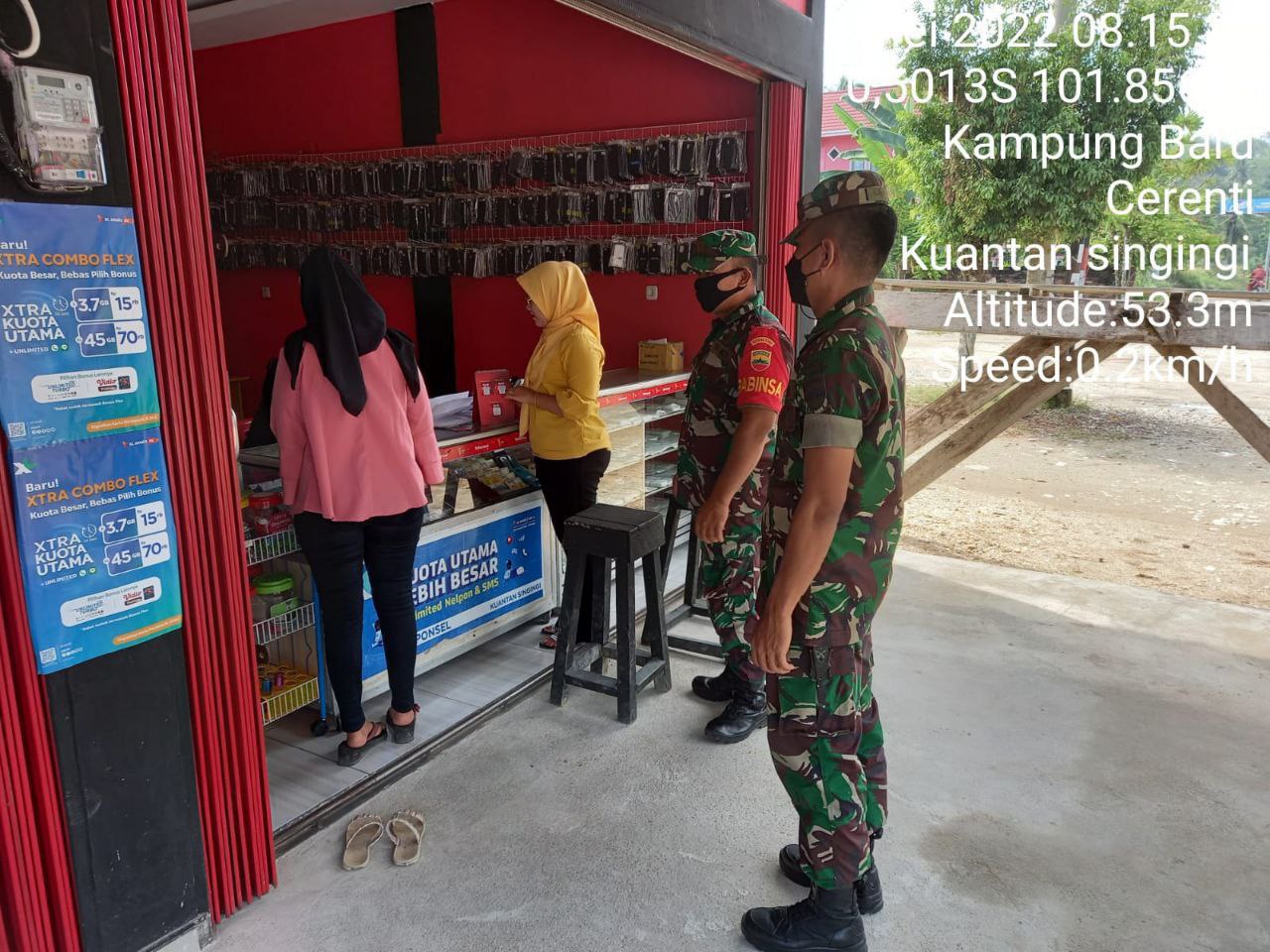 Babinsa Koramil 06/Cerenti Kodim 0302/Inhu Aktif Tegakkan Disiplin Prokes Covid-19 di Konter HP Milik Edo Wahyudi