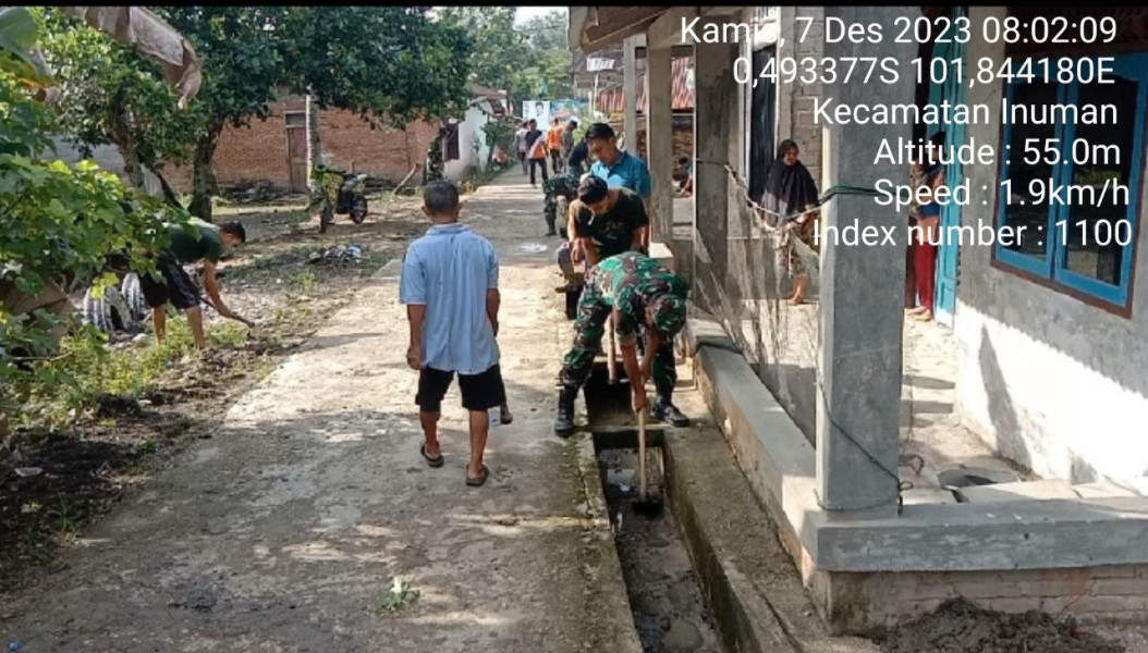 Babinsa Koramil 06/Cerenti Kodim 0302/Inhu Membersihkan Selokan di Wilayah Binaan Nya