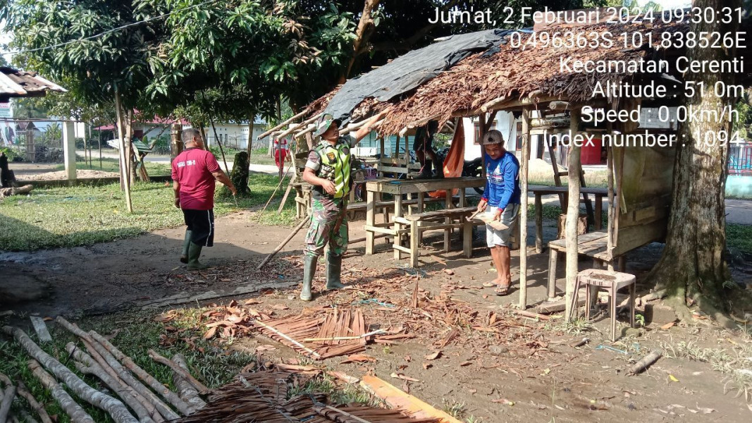 Kopda Junedi Babinsa Koramil 06/Cerenti Kodim 0302/Inhu Gotong Royong Didesa Tanjung Medan Di Desa Pancasila