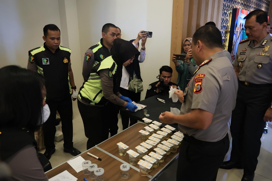 Polda Riau 'Sapu Bersih' Internal, Tiga Anggota Terjaring Tes Urine