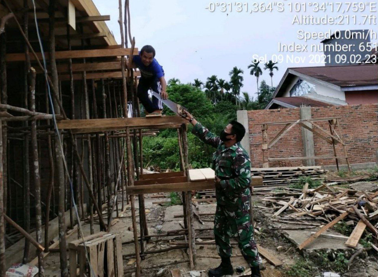 Sertu Heriyus Saputera Anggota Koramil 06/Cerenti  Kodim 0302/Inhu Babinsa Membantu Masyarakat Membuat Rumah di Desa Pulau Busuk Jaya
