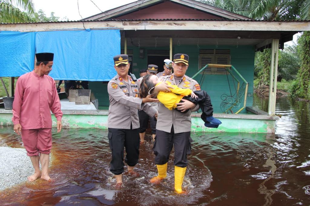 Kunjungan Kapolres Bengkalis ke Kediaman Anak Penderita Hidrosefalus Disambut Haru dan Tangis