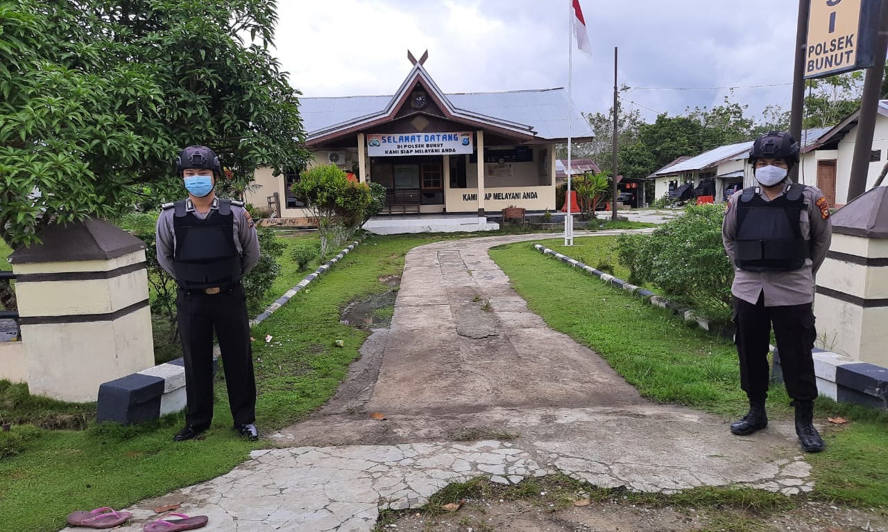 Antisipasi Ancaman, Personel Polsek Bunut Lakukan Pengamanan Mako