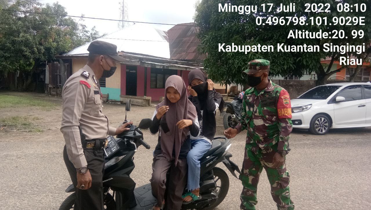 Babinsa Koramil 06/Cerenti Kodim 0302/Inhu Bersama Bhabinkamtibmas Polsek Cerenti Tekankan Prokes Di Wilayah Binaannya  Desa Pesikaian