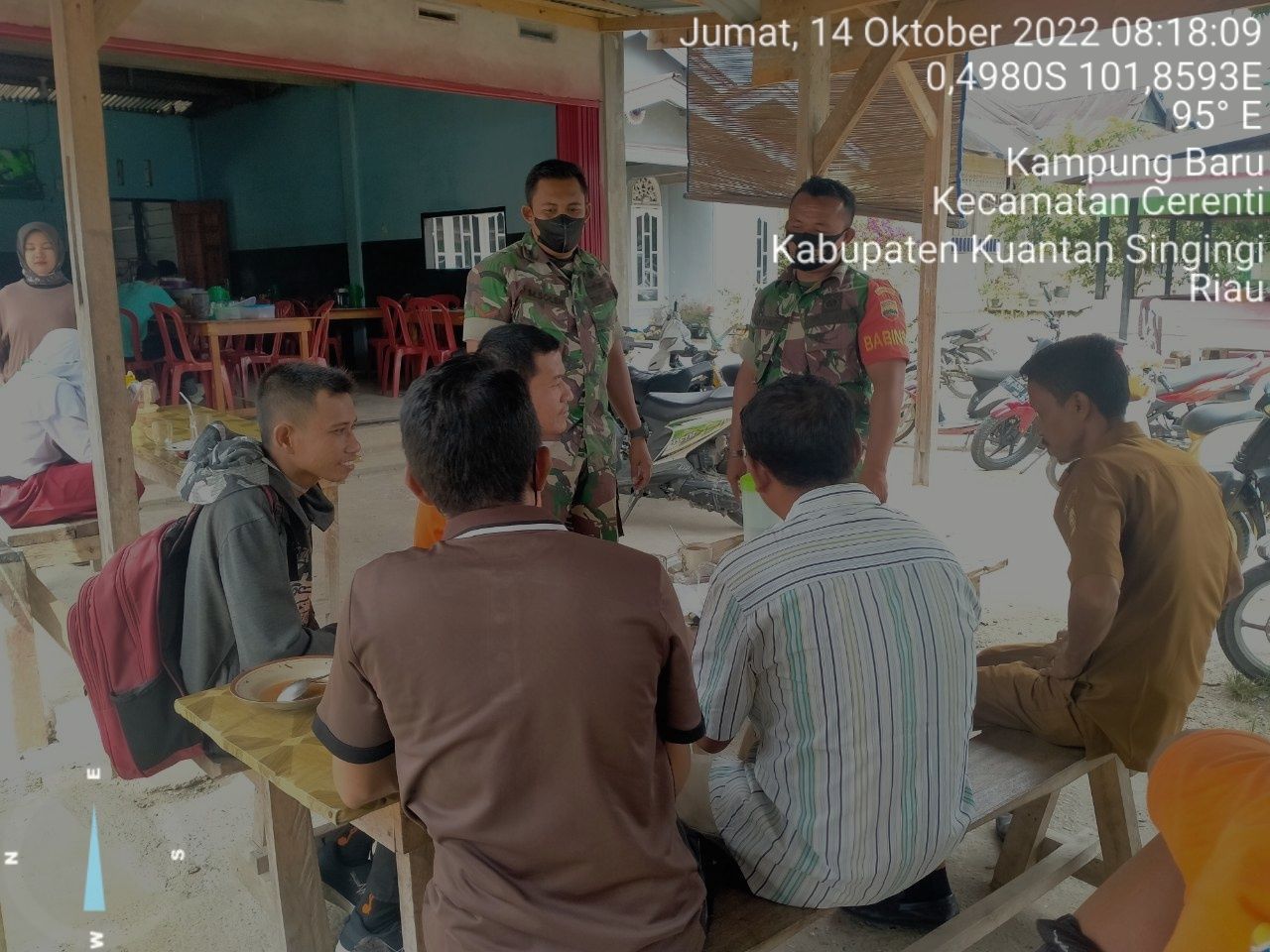 Babinsa Koramil 06/Cerenti Kodim 0302/Inhu, Muhammad Soleh Berikan Sosialisasi Serta Himbauan Kepada Warga Agar Patuhi Prokes Covid-19 di Kecamatan Cerenti Kabupaten Kuansing 