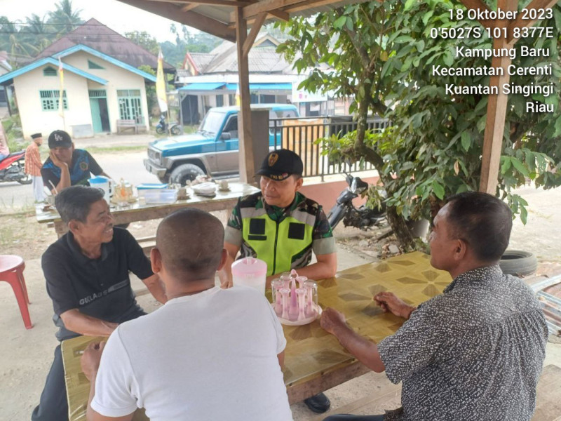 Babinsa Koramil 06/Cerenti Kodim 0302/Inhu Komsos Dengan Warga Desa Kampung Baru Kecamatan Cerenti Kabupaten Kuansing Provinsi Riau