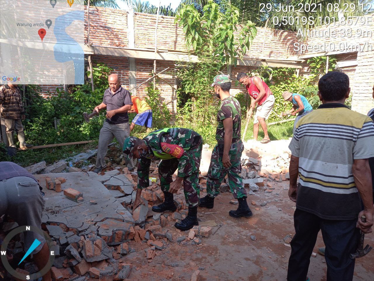 Babinsa Koramil 06/cerenti Dim 0302 Inhu Gontong Royong Membantu  Pembangunan Musholah Ar-rahman
