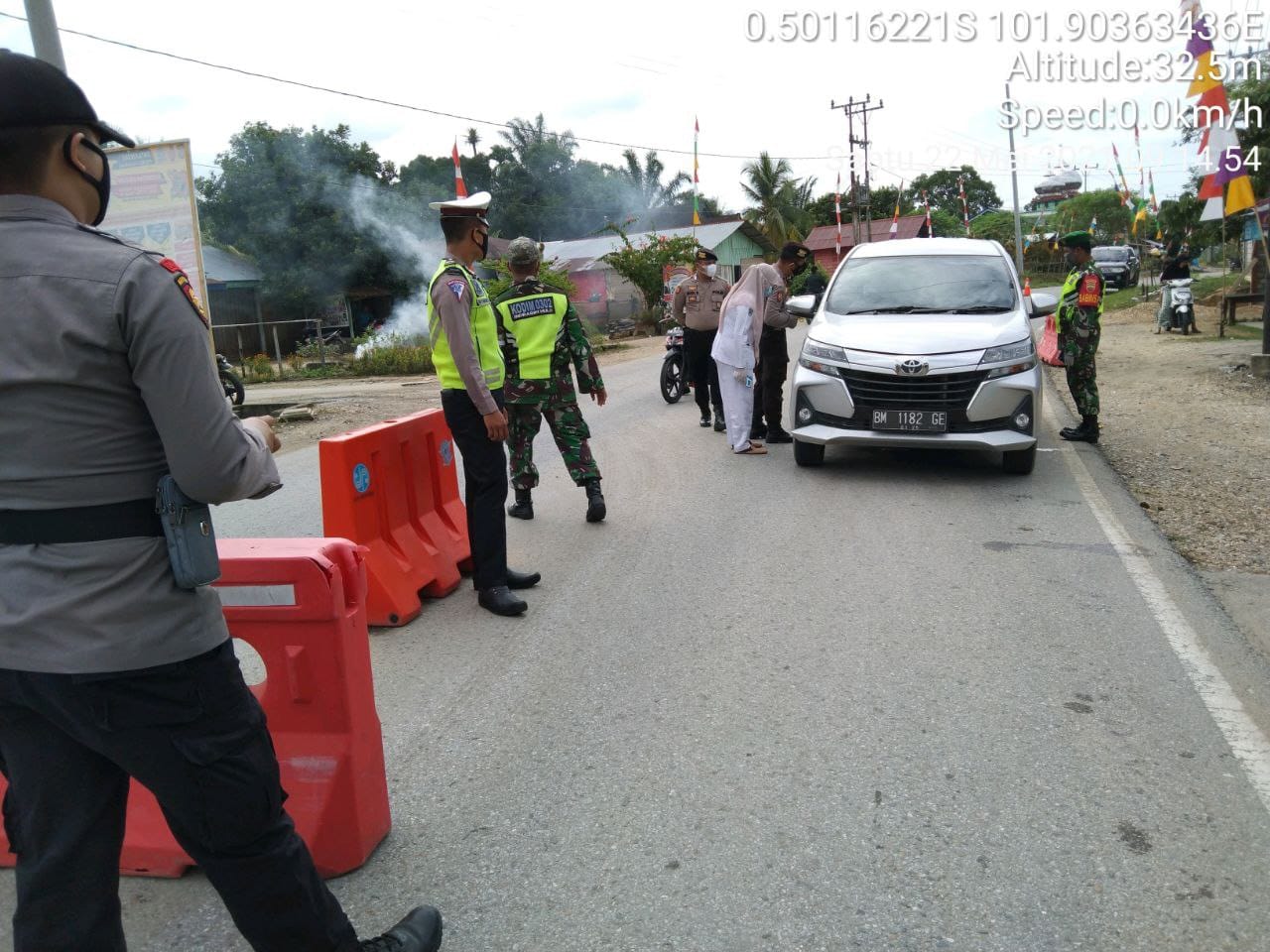 Antisipasi Arus Mudik, Personel TNI Dari Koramil 06/Cerenti Bersama 3 Pilar Jaga Pos Penyekatan Di Perbatasan Kuansing