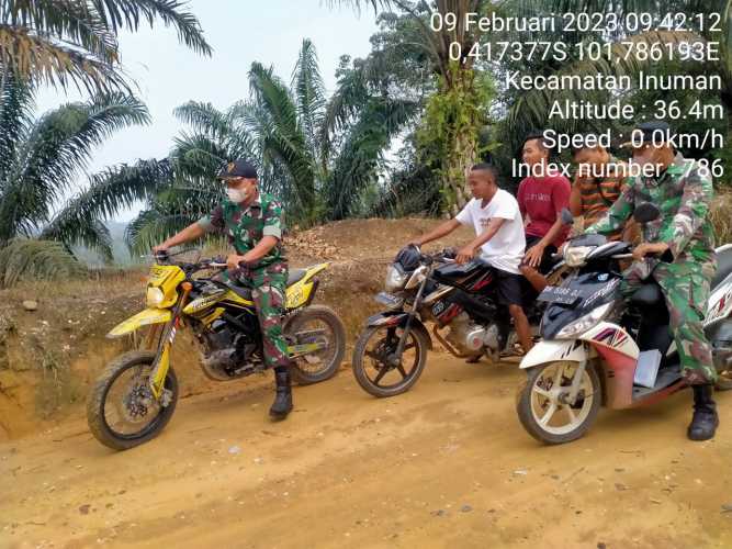 Babinsa Koramil 06/Cerenti Kodim 0302/Inhu Laksanakan Patroli Untuk Cegah Kebakaran Hutan Dan Lahan di Desa Koto Inuman Kecamatan Inuman Kabupaten Kuansing
