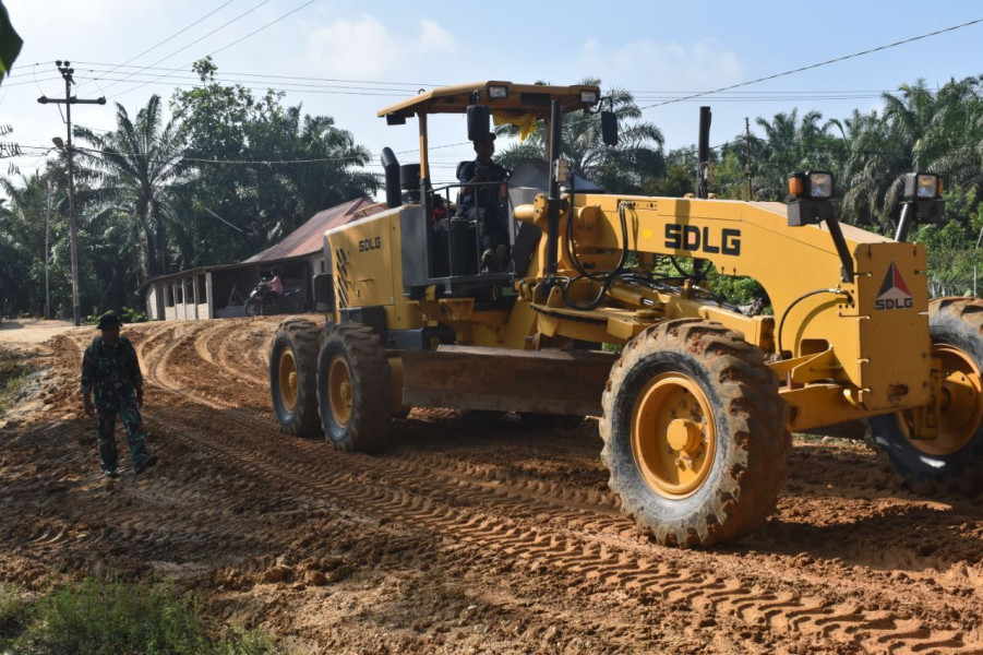 Babinsa Membantu Melaksanakan Pengerasan Jalan Penghubung Desa Pekan Heran Dan Desa Redang TMMD Ke-120 Kodim 0302/Inhu 